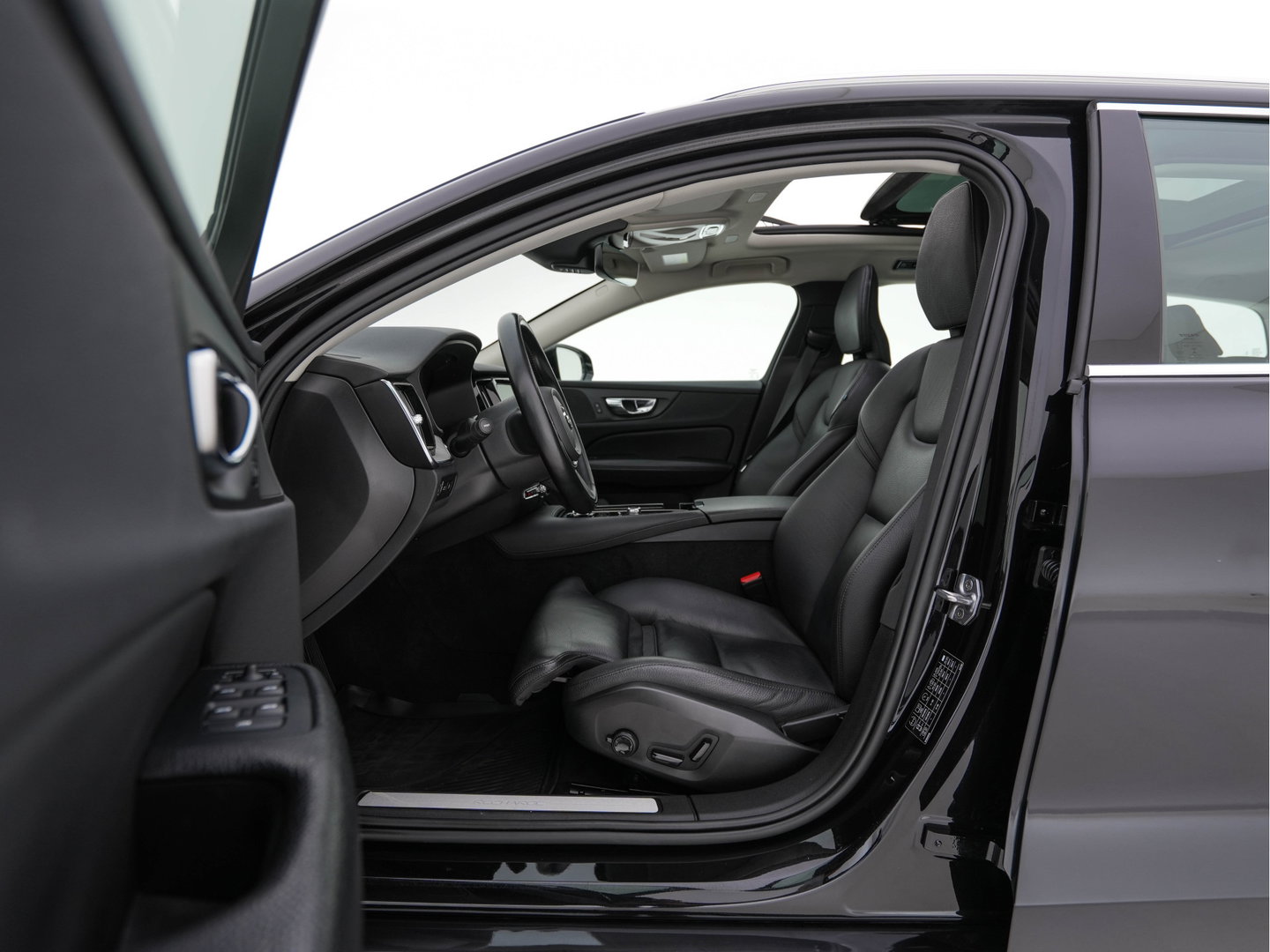 Volvo V60 2.0 T6 Recharge AWD Inscription (Plug-in) (INCL-BTW) Aut. *PANO | LEATHER | FULL-LED | MEMORY-PACK | KEYLESS | DIGI-COCKPIT | NAVI-FULLMAP | HEATED-SPORTSEATS | ECC | CRUISE | DAB | TOWBAR | 19''ALU*