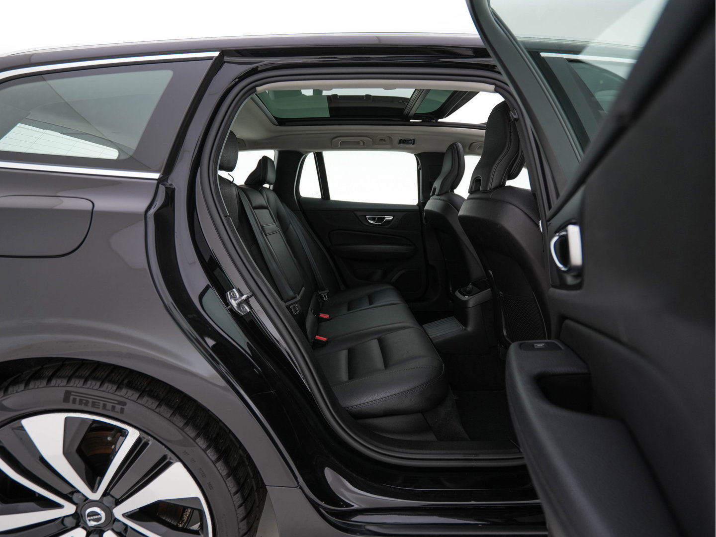 Volvo V60 2.0 T6 Recharge AWD Inscription (Plug-in) (INCL-BTW) Aut. *PANO | LEATHER | FULL-LED | MEMORY-PACK | KEYLESS | DIGI-COCKPIT | NAVI-FULLMAP | HEATED-SPORTSEATS | ECC | CRUISE | DAB | TOWBAR | 19''ALU*