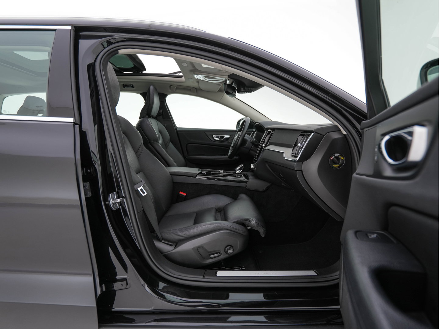 Volvo V60 2.0 T6 Recharge AWD Inscription (Plug-in) (INCL-BTW) Aut. *PANO | LEATHER | FULL-LED | MEMORY-PACK | KEYLESS | DIGI-COCKPIT | NAVI-FULLMAP | HEATED-SPORTSEATS | ECC | CRUISE | DAB | TOWBAR | 19''ALU*