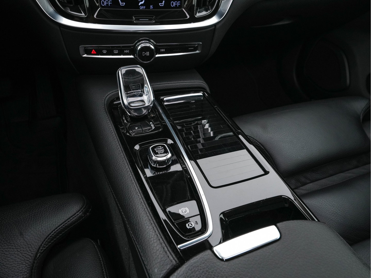 Volvo V60 2.0 T6 Recharge AWD Inscription (Plug-in) (INCL-BTW) Aut. *PANO | LEATHER | FULL-LED | MEMORY-PACK | KEYLESS | DIGI-COCKPIT | NAVI-FULLMAP | HEATED-SPORTSEATS | ECC | CRUISE | DAB | TOWBAR | 19''ALU*