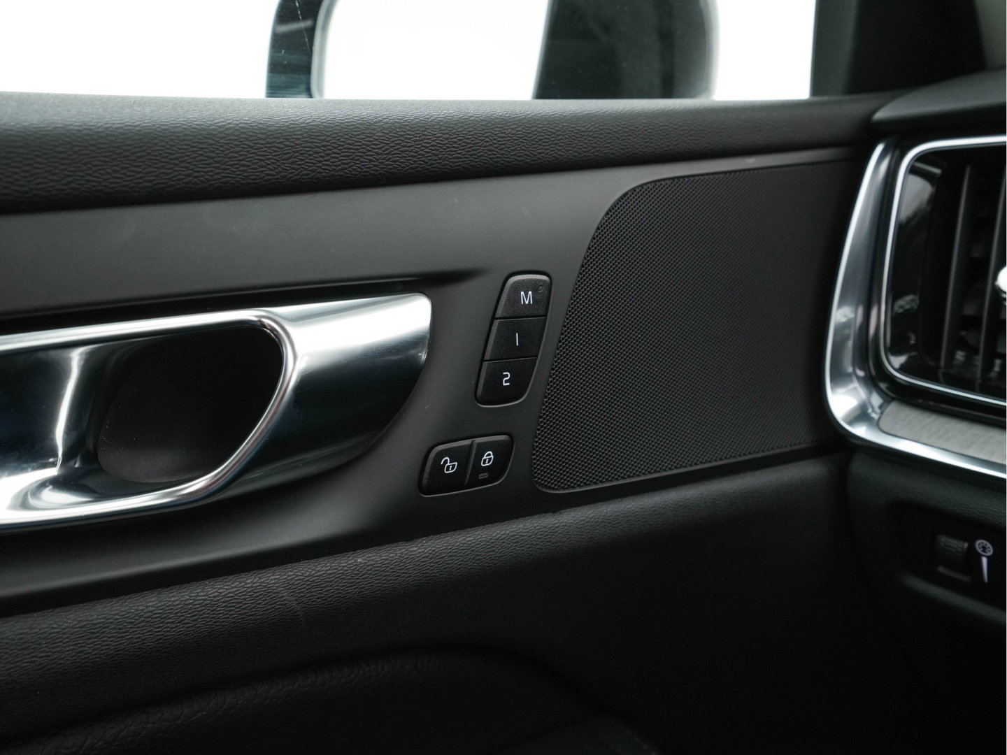 Volvo V60 2.0 T6 Recharge AWD Inscription (Plug-in) (INCL-BTW) Aut. *PANO | LEATHER | FULL-LED | MEMORY-PACK | KEYLESS | DIGI-COCKPIT | NAVI-FULLMAP | HEATED-SPORTSEATS | ECC | CRUISE | DAB | TOWBAR | 19''ALU*