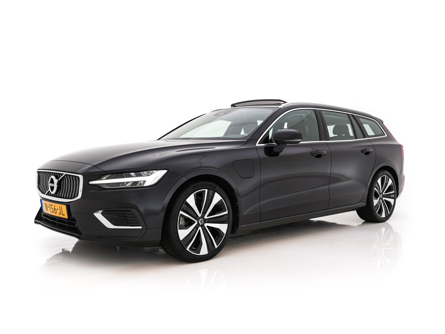 Volvo V60 2.0 T6 Recharge AWD Inscription (Plug-in) (INCL-BTW) Aut. *PANO | LEATHER | FULL-LED | MEMORY-PACK | KEYLESS | DIGI-COCKPIT | NAVI-FULLMAP | HEATED-SPORTSEATS | ECC | CRUISE | DAB | TOWBAR | 19''ALU*