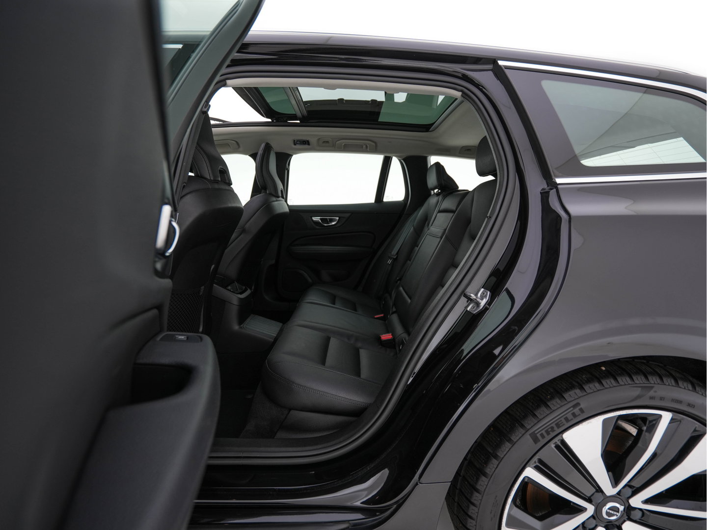 Volvo V60 2.0 T6 Recharge AWD Inscription (Plug-in) (INCL-BTW) Aut. *PANO | LEATHER | FULL-LED | MEMORY-PACK | KEYLESS | DIGI-COCKPIT | NAVI-FULLMAP | HEATED-SPORTSEATS | ECC | CRUISE | DAB | TOWBAR | 19''ALU*