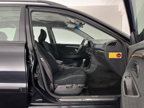 Volvo V40 1.8 Europa *LEATHER-FABRIC | HEATED-COMFORTSEATS | AIRCO | CRUISE | 17''ALU | TOWBAR*