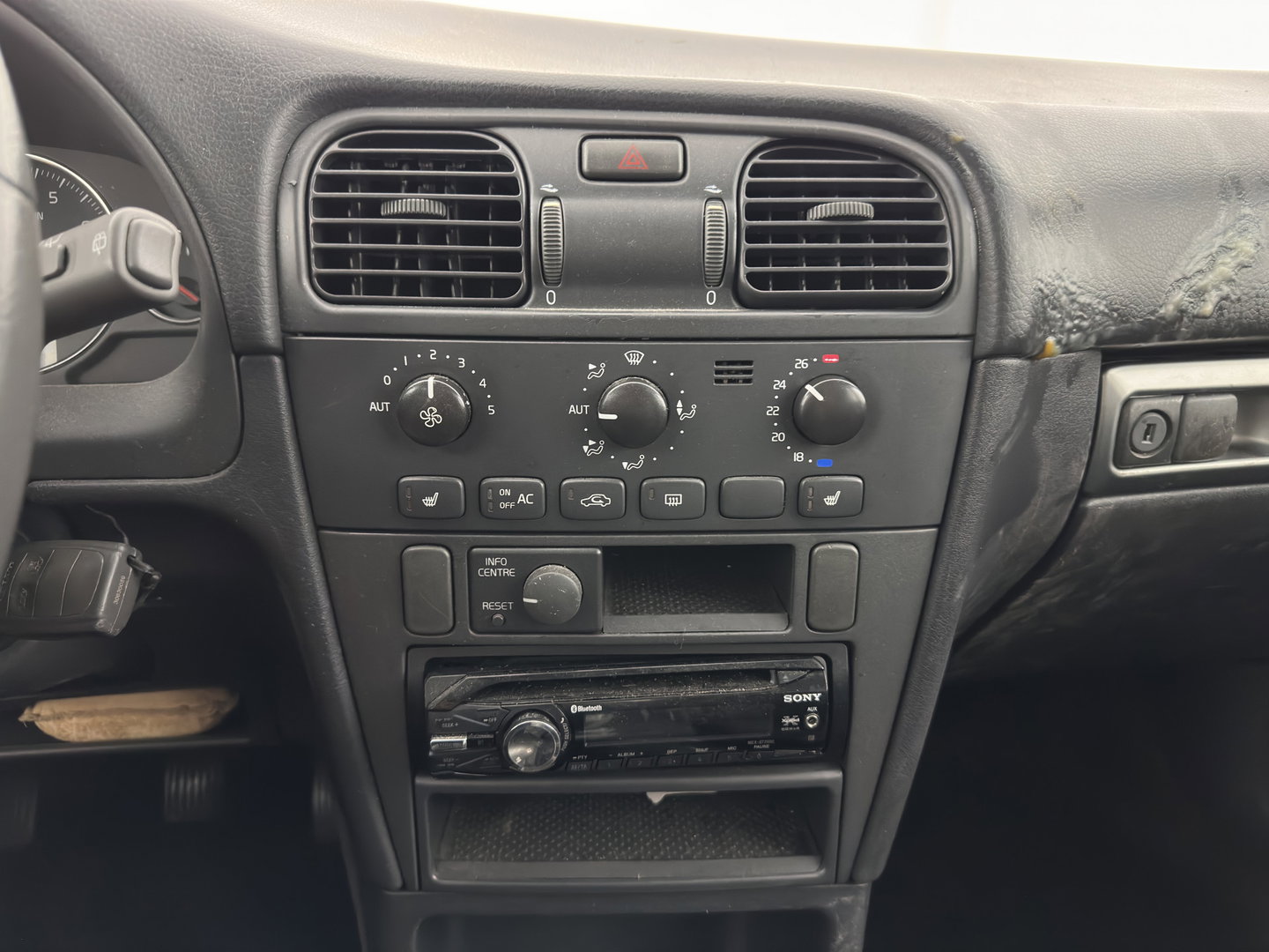Volvo V40 1.8 Europa *LEATHER-FABRIC | HEATED-COMFORTSEATS | AIRCO | CRUISE | 17''ALU | TOWBAR*