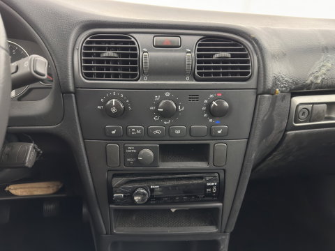 Volvo V40 1.8 Europa *LEATHER-FABRIC | HEATED-COMFORTSEATS | AIRCO | CRUISE | 17''ALU | TOWBAR*