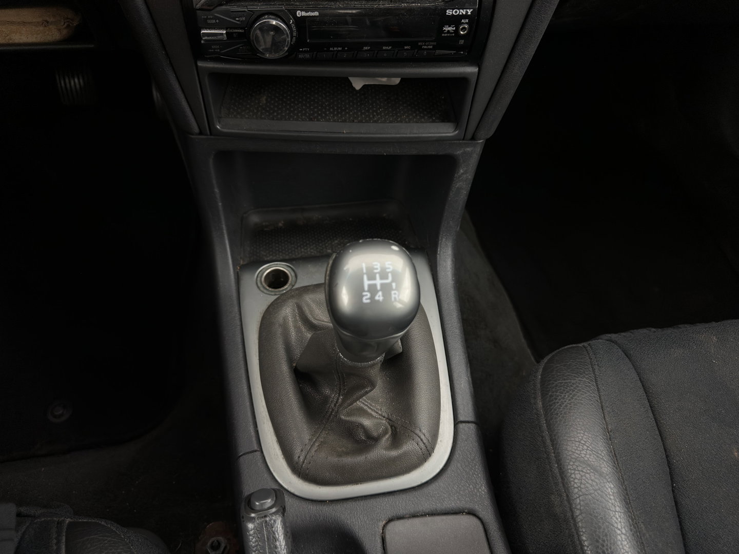 Volvo V40 1.8 Europa *LEATHER-FABRIC | HEATED-COMFORTSEATS | AIRCO | CRUISE | 17''ALU | TOWBAR*