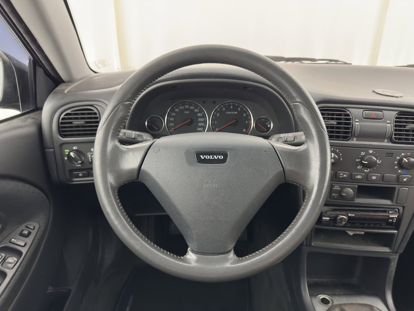 Volvo V40 1.8 Europa *LEATHER-FABRIC | HEATED-COMFORTSEATS | AIRCO | CRUISE | 17''ALU | TOWBAR*