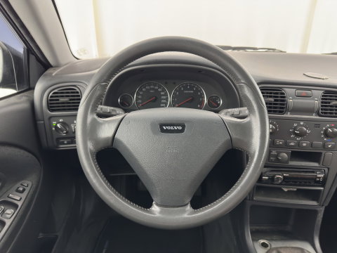 Volvo V40 1.8 Europa *LEATHER-FABRIC | HEATED-COMFORTSEATS | AIRCO | CRUISE | 17''ALU | TOWBAR*