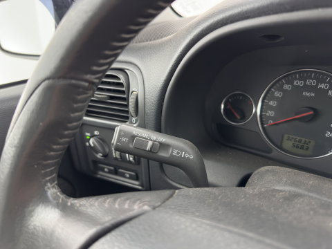 Volvo V40 1.8 Europa *LEATHER-FABRIC | HEATED-COMFORTSEATS | AIRCO | CRUISE | 17''ALU | TOWBAR*