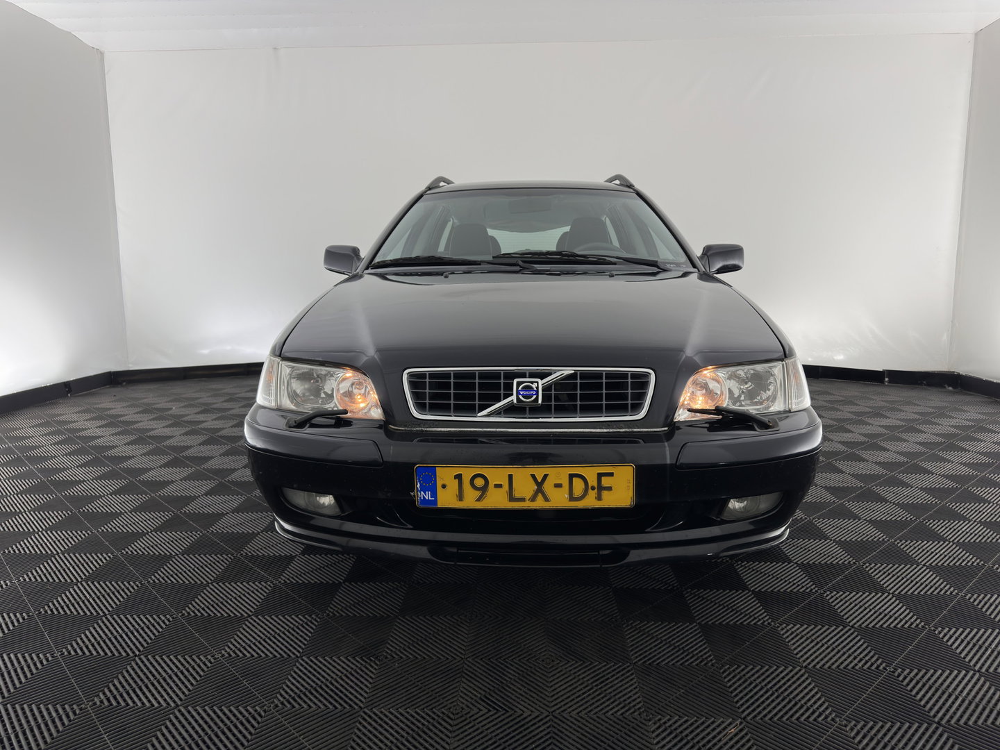 Volvo V40 1.8 Europa *LEATHER-FABRIC | HEATED-COMFORTSEATS | AIRCO | CRUISE | 17''ALU | TOWBAR*