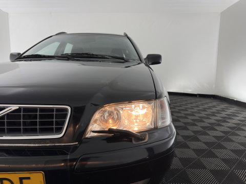 Volvo V40 1.8 Europa *LEATHER-FABRIC | HEATED-COMFORTSEATS | AIRCO | CRUISE | 17''ALU | TOWBAR*