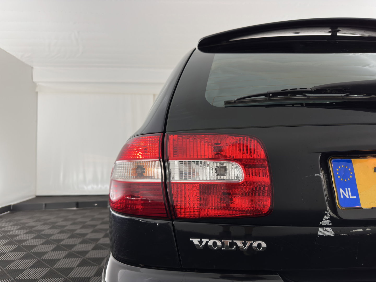 Volvo V40 1.8 Europa *LEATHER-FABRIC | HEATED-COMFORTSEATS | AIRCO | CRUISE | 17''ALU | TOWBAR*