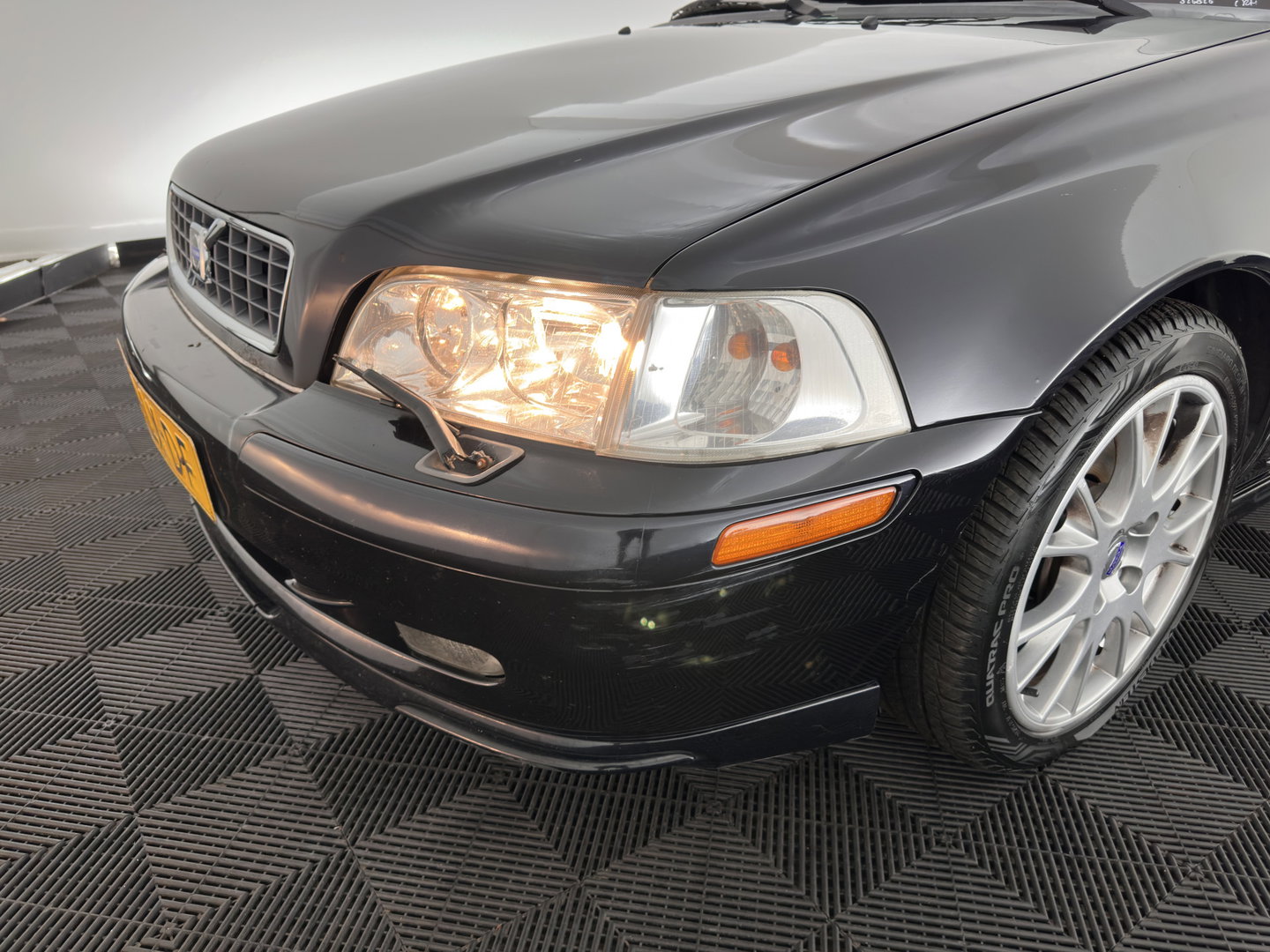 Volvo V40 1.8 Europa *LEATHER-FABRIC | HEATED-COMFORTSEATS | AIRCO | CRUISE | 17''ALU | TOWBAR*