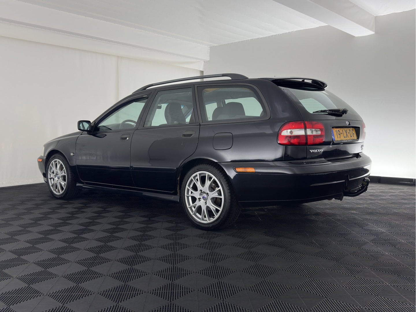 Volvo V40 1.8 Europa *LEATHER-FABRIC | HEATED-COMFORTSEATS | AIRCO | CRUISE | 17''ALU | TOWBAR*
