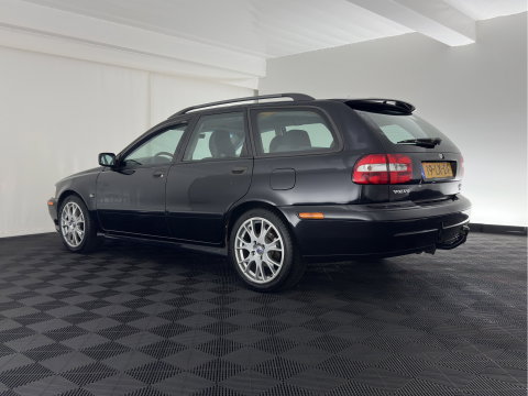 Volvo V40 1.8 Europa *LEATHER-FABRIC | HEATED-COMFORTSEATS | AIRCO | CRUISE | 17''ALU | TOWBAR*