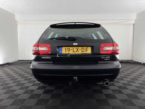 Volvo V40 1.8 Europa *LEATHER-FABRIC | HEATED-COMFORTSEATS | AIRCO | CRUISE | 17''ALU | TOWBAR*
