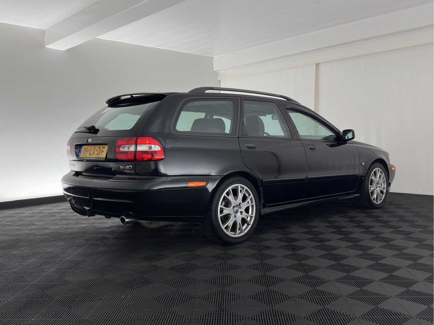Volvo V40 1.8 Europa *LEATHER-FABRIC | HEATED-COMFORTSEATS | AIRCO | CRUISE | 17''ALU | TOWBAR*