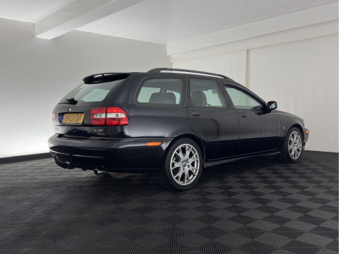 Volvo V40 1.8 Europa *LEATHER-FABRIC | HEATED-COMFORTSEATS | AIRCO | CRUISE | 17''ALU | TOWBAR*