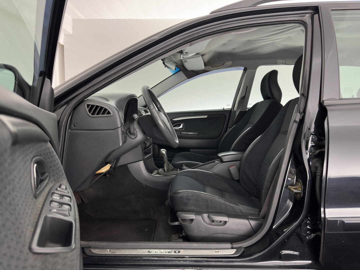 Volvo V40 1.8 Europa *LEATHER-FABRIC | HEATED-COMFORTSEATS | AIRCO | CRUISE | 17''ALU | TOWBAR*