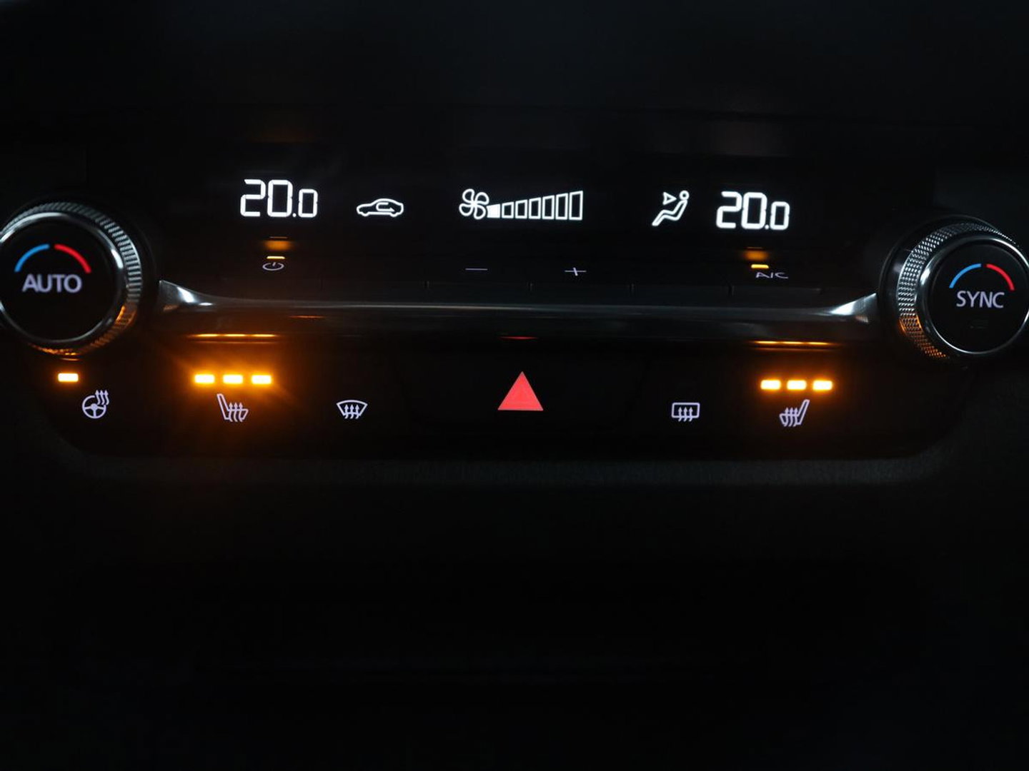 Mazda CX-30 2.0 e-SkyActiv-X M Hybrid Luxury | Trekhaak | Leder | Stuur/stoel verwarming | Adaptive cruise | Head up | 360 camera | Carplay | Climate control | BOSE sound |