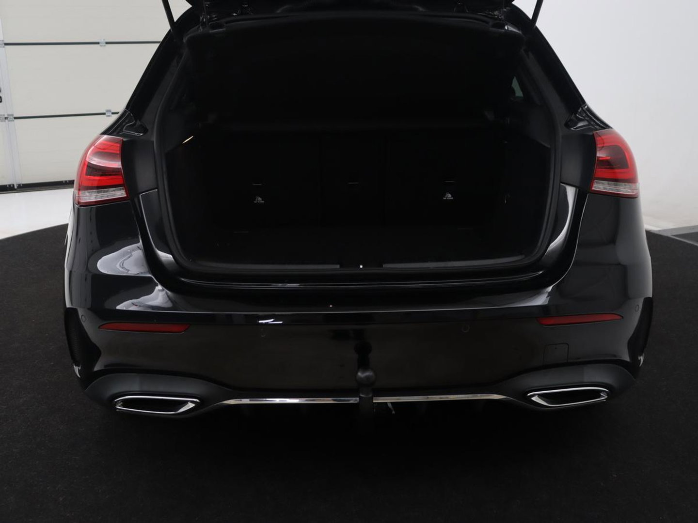 Mercedes-Benz A-Klasse 250 Premium Plus | AMG Line | Panoramadak | Trekhaak | Sfeerverlichting | Leder/alcantara | Burnmeister | Full LED | Stoelverwarming |