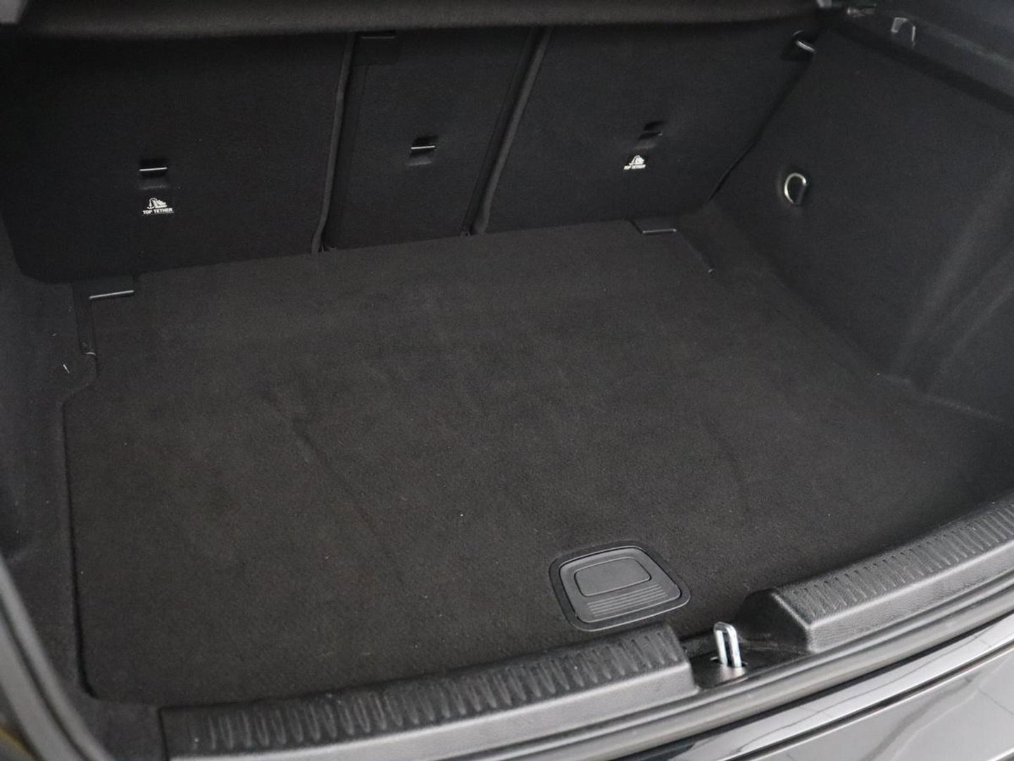 Mercedes-Benz A-Klasse 250 Premium Plus | AMG Line | Panoramadak | Trekhaak | Sfeerverlichting | Leder/alcantara | Burnmeister | Full LED | Stoelverwarming |