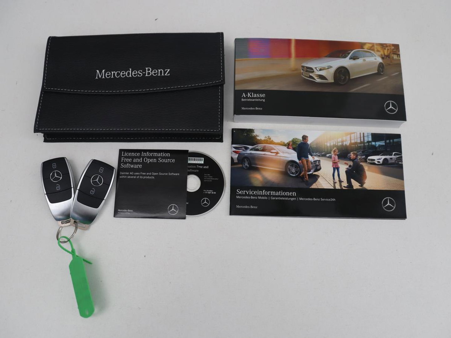 Mercedes-Benz A-Klasse 250 Premium Plus | AMG Line | Panoramadak | Trekhaak | Sfeerverlichting | Leder/alcantara | Burnmeister | Full LED | Stoelverwarming |