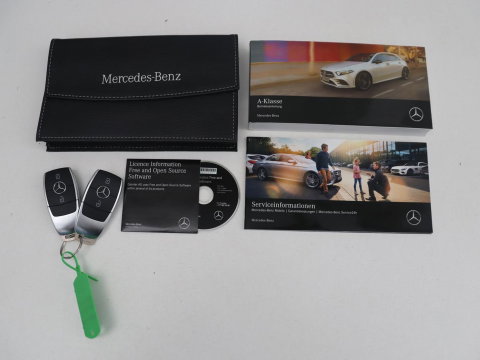 Mercedes-Benz A-Klasse 250 Premium Plus | AMG Line | Panoramadak | Trekhaak | Sfeerverlichting | Leder/alcantara | Burnmeister | Full LED | Stoelverwarming |