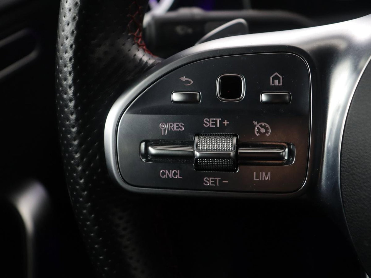 Mercedes-Benz A-Klasse 250 Premium Plus | AMG Line | Panoramadak | Trekhaak | Sfeerverlichting | Leder/alcantara | Burnmeister | Full LED | Stoelverwarming |