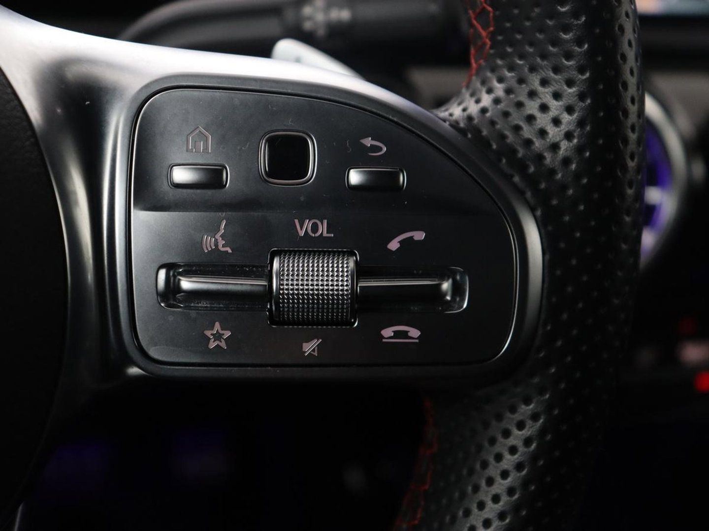 Mercedes-Benz A-Klasse 250 Premium Plus | AMG Line | Panoramadak | Trekhaak | Sfeerverlichting | Leder/alcantara | Burnmeister | Full LED | Stoelverwarming |