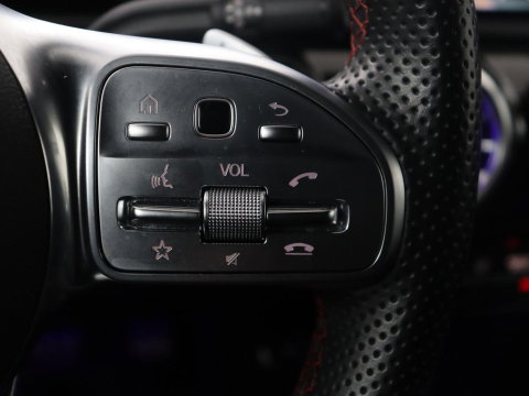 Mercedes-Benz A-Klasse 250 Premium Plus | AMG Line | Panoramadak | Trekhaak | Sfeerverlichting | Leder/alcantara | Burnmeister | Full LED | Stoelverwarming |