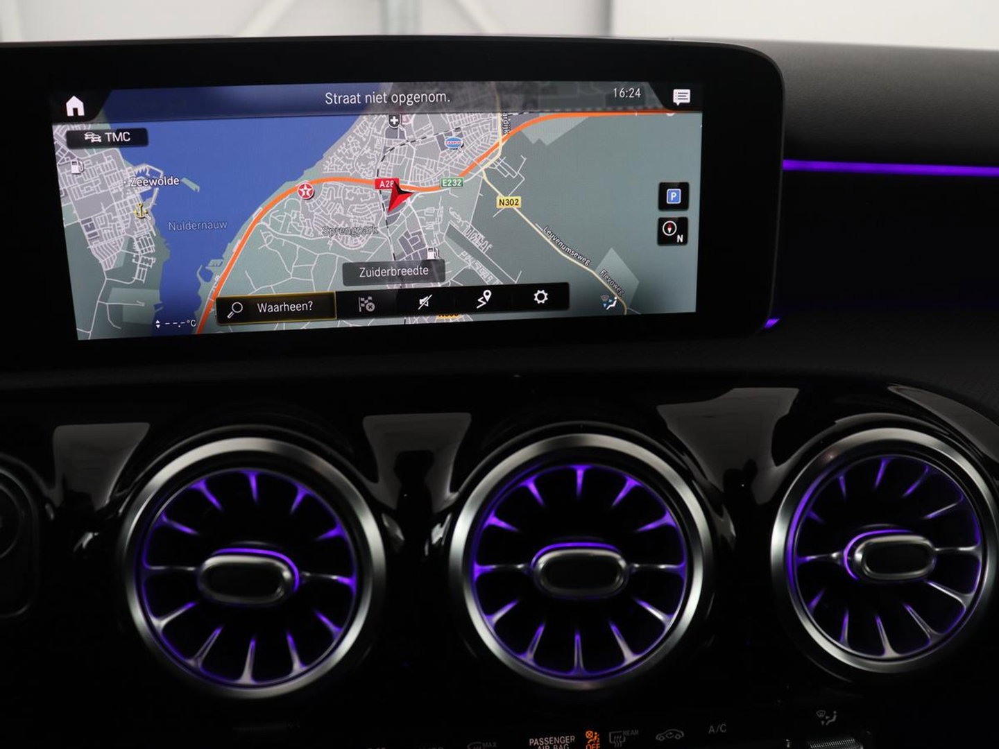 Mercedes-Benz A-Klasse 250 Premium Plus | AMG Line | Panoramadak | Trekhaak | Sfeerverlichting | Leder/alcantara | Burnmeister | Full LED | Stoelverwarming |