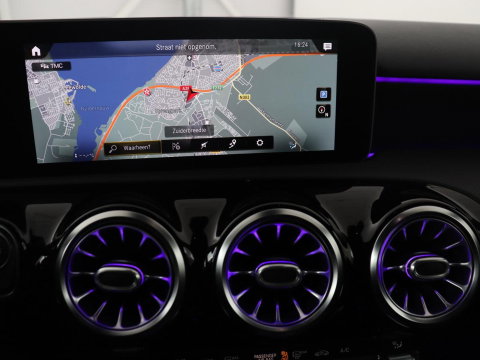 Mercedes-Benz A-Klasse 250 Premium Plus | AMG Line | Panoramadak | Trekhaak | Sfeerverlichting | Leder/alcantara | Burnmeister | Full LED | Stoelverwarming |