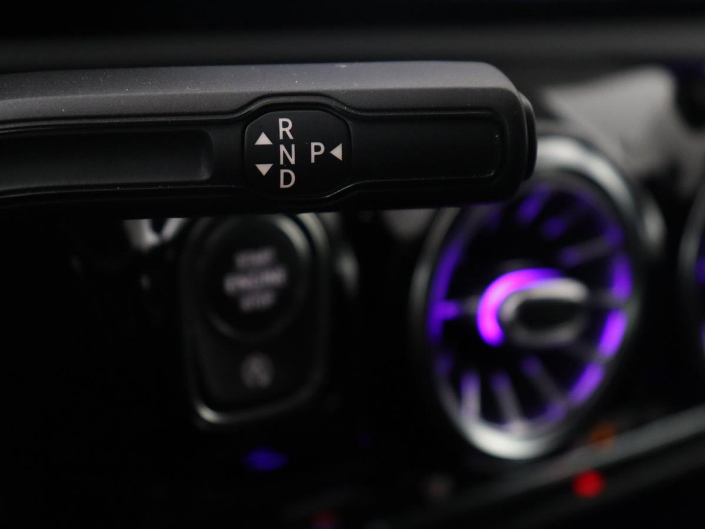 Mercedes-Benz A-Klasse 250 Premium Plus | AMG Line | Panoramadak | Trekhaak | Sfeerverlichting | Leder/alcantara | Burnmeister | Full LED | Stoelverwarming |