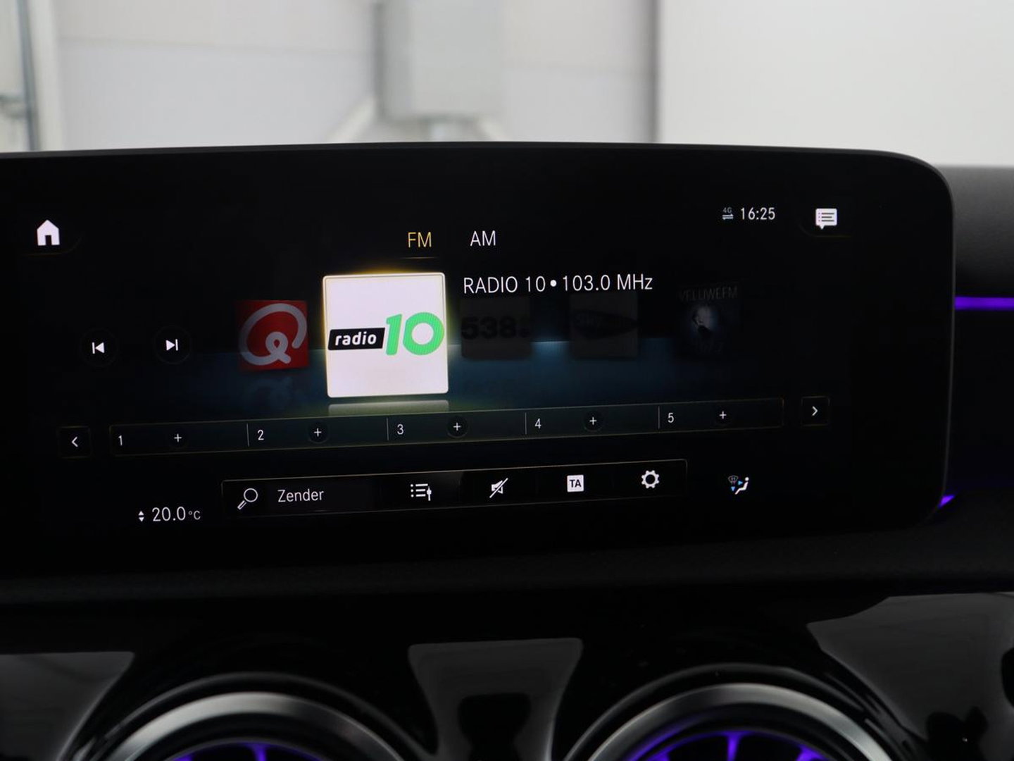 Mercedes-Benz A-Klasse 250 Premium Plus | AMG Line | Panoramadak | Trekhaak | Sfeerverlichting | Leder/alcantara | Burnmeister | Full LED | Stoelverwarming |