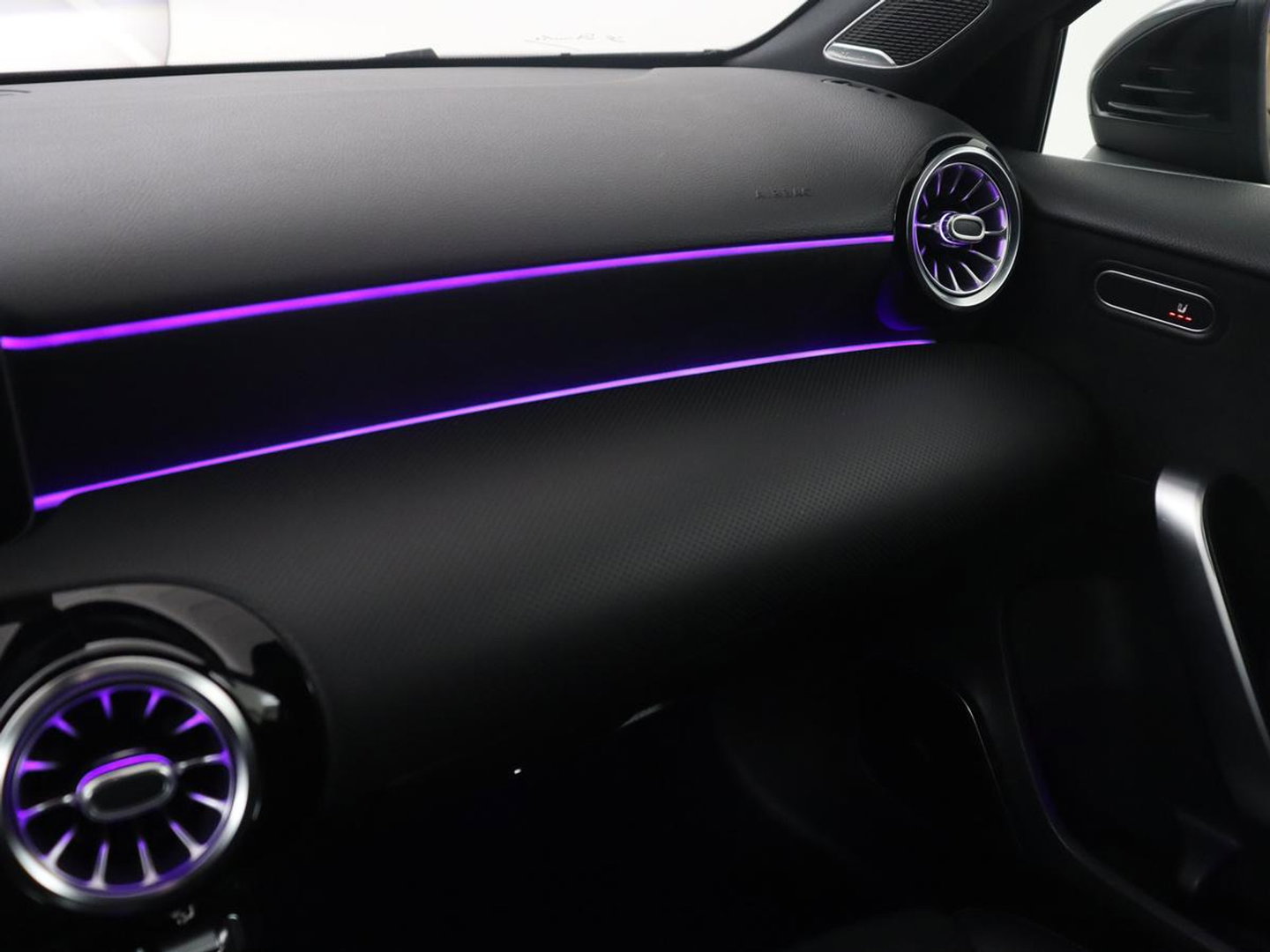 Mercedes-Benz A-Klasse 250 Premium Plus | AMG Line | Panoramadak | Trekhaak | Sfeerverlichting | Leder/alcantara | Burnmeister | Full LED | Stoelverwarming |