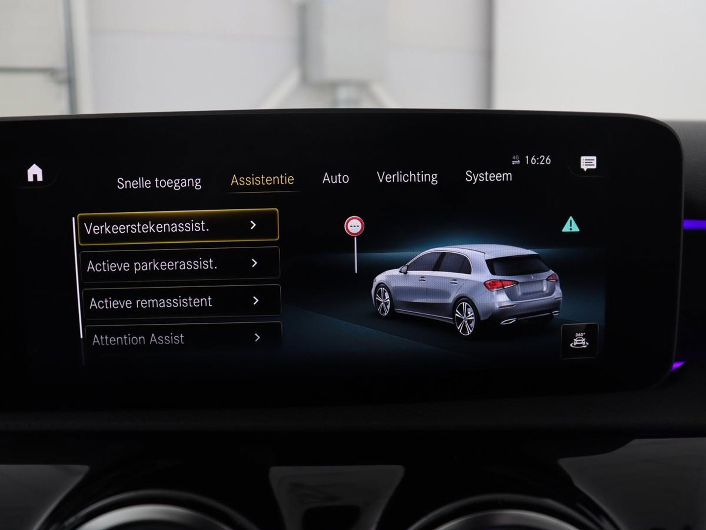 Mercedes-Benz A-Klasse 250 Premium Plus | AMG Line | Panoramadak | Trekhaak | Sfeerverlichting | Leder/alcantara | Burnmeister | Full LED | Stoelverwarming |