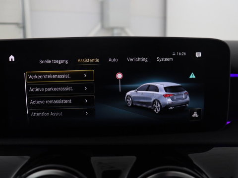 Mercedes-Benz A-Klasse 250 Premium Plus | AMG Line | Panoramadak | Trekhaak | Sfeerverlichting | Leder/alcantara | Burnmeister | Full LED | Stoelverwarming |