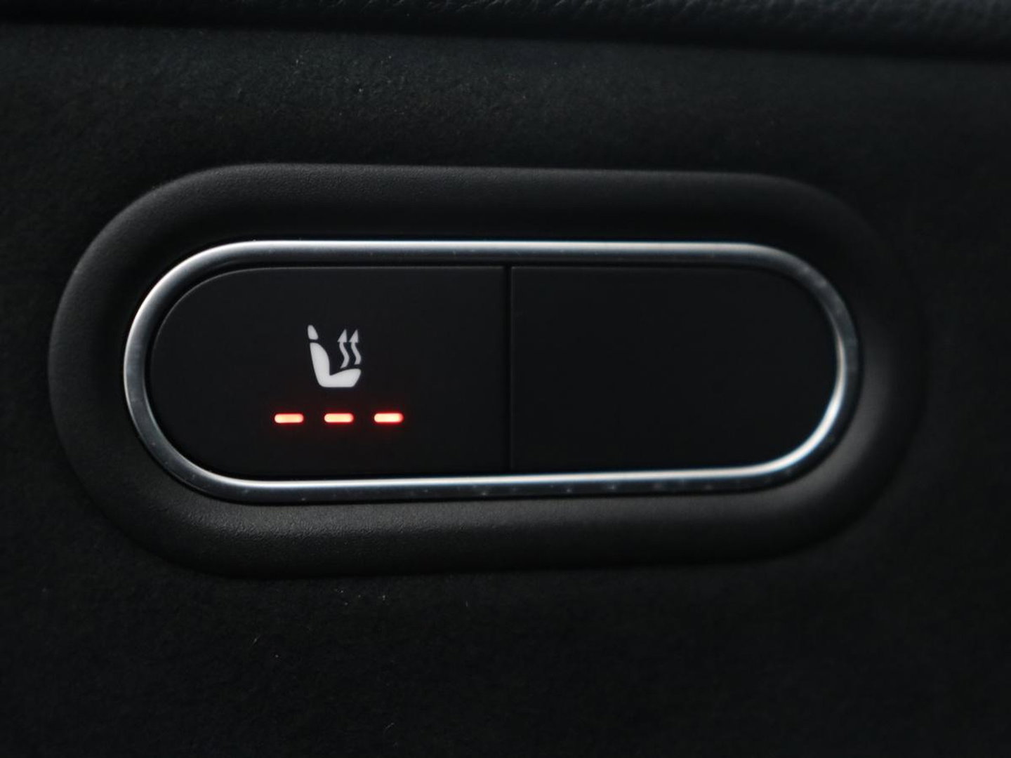 Mercedes-Benz A-Klasse 250 Premium Plus | AMG Line | Panoramadak | Trekhaak | Sfeerverlichting | Leder/alcantara | Burnmeister | Full LED | Stoelverwarming |