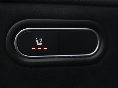 Mercedes-Benz A-Klasse 250 Premium Plus | AMG Line | Panoramadak | Trekhaak | Sfeerverlichting | Leder/alcantara | Burnmeister | Full LED | Stoelverwarming |