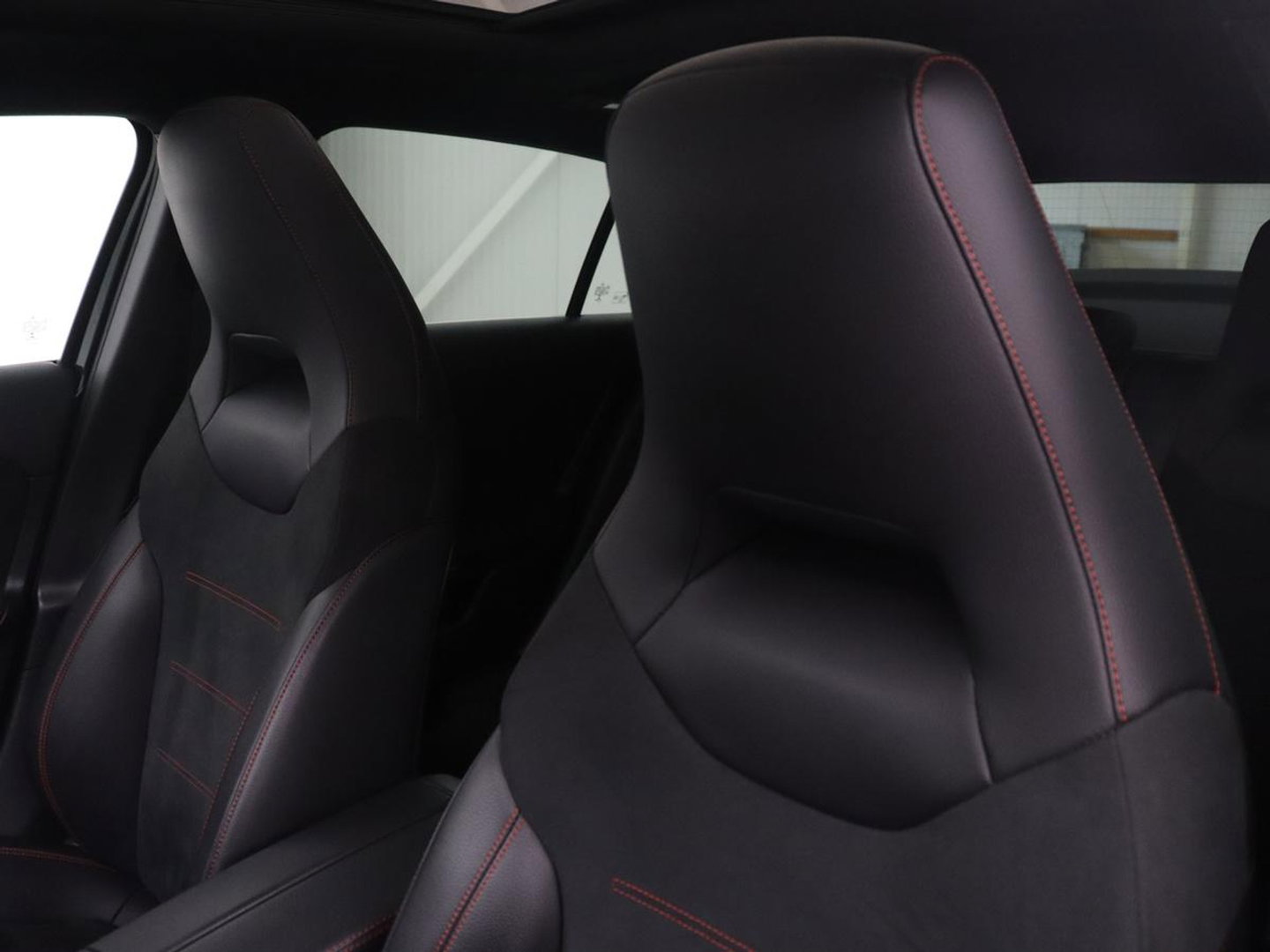 Mercedes-Benz A-Klasse 250 Premium Plus | AMG Line | Panoramadak | Trekhaak | Sfeerverlichting | Leder/alcantara | Burnmeister | Full LED | Stoelverwarming |