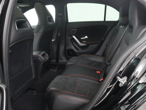 Mercedes-Benz A-Klasse 250 Premium Plus | AMG Line | Panoramadak | Trekhaak | Sfeerverlichting | Leder/alcantara | Burnmeister | Full LED | Stoelverwarming |