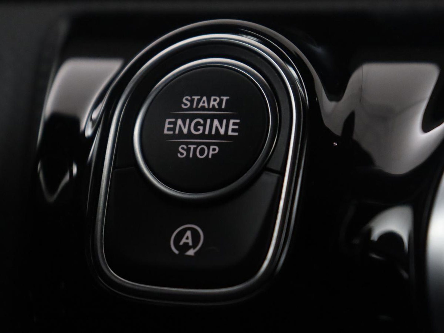 Mercedes-Benz A-Klasse 250 Premium Plus | AMG Line | Panoramadak | Trekhaak | Sfeerverlichting | Leder/alcantara | Burnmeister | Full LED | Stoelverwarming |