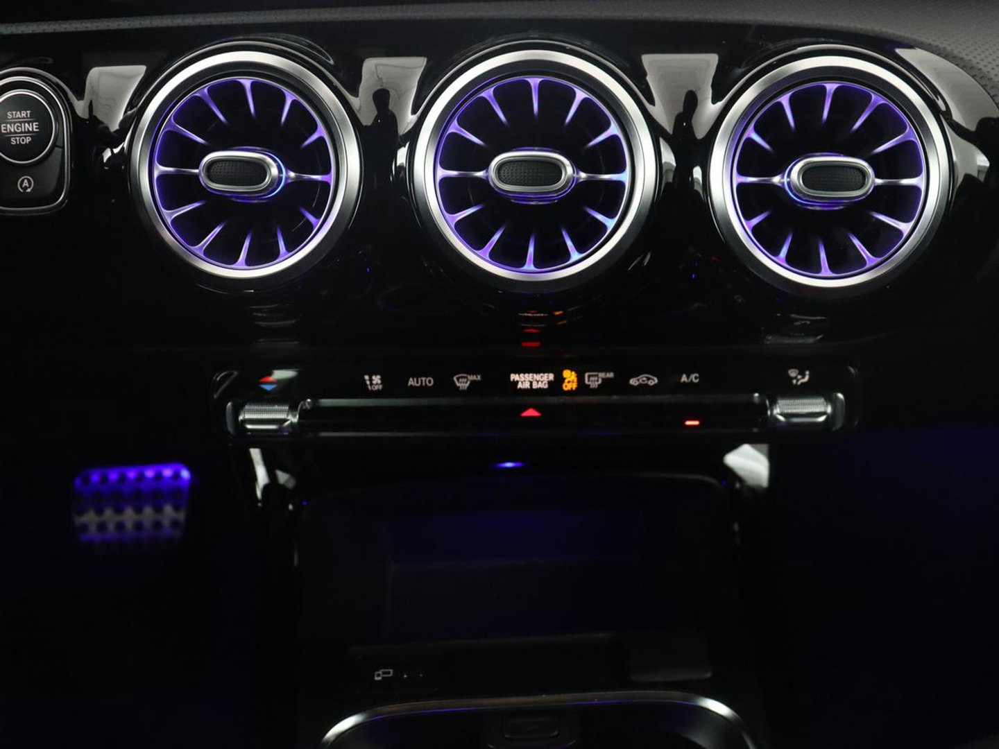Mercedes-Benz A-Klasse 250 Premium Plus | AMG Line | Panoramadak | Trekhaak | Sfeerverlichting | Leder/alcantara | Burnmeister | Full LED | Stoelverwarming |