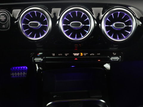 Mercedes-Benz A-Klasse 250 Premium Plus | AMG Line | Panoramadak | Trekhaak | Sfeerverlichting | Leder/alcantara | Burnmeister | Full LED | Stoelverwarming |