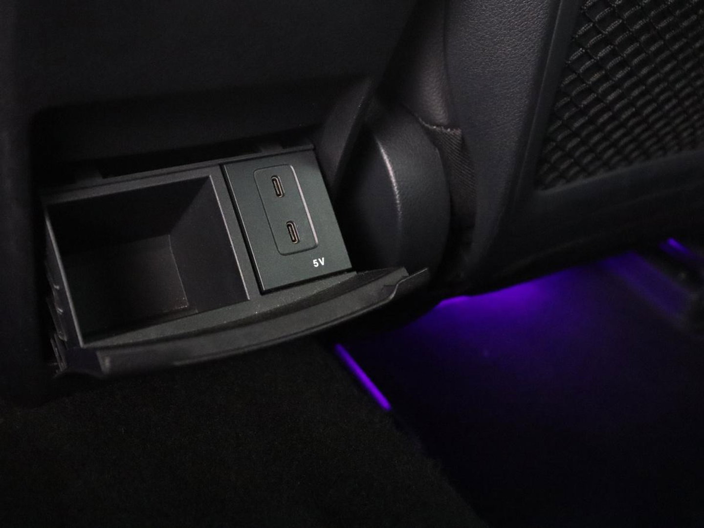 Mercedes-Benz A-Klasse 250 Premium Plus | AMG Line | Panoramadak | Trekhaak | Sfeerverlichting | Leder/alcantara | Burnmeister | Full LED | Stoelverwarming |