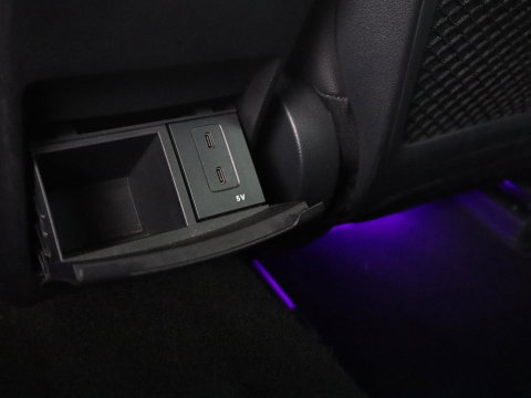 Mercedes-Benz A-Klasse 250 Premium Plus | AMG Line | Panoramadak | Trekhaak | Sfeerverlichting | Leder/alcantara | Burnmeister | Full LED | Stoelverwarming |