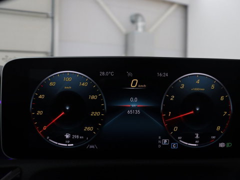 Mercedes-Benz A-Klasse 250 Premium Plus | AMG Line | Panoramadak | Trekhaak | Sfeerverlichting | Leder/alcantara | Burnmeister | Full LED | Stoelverwarming |