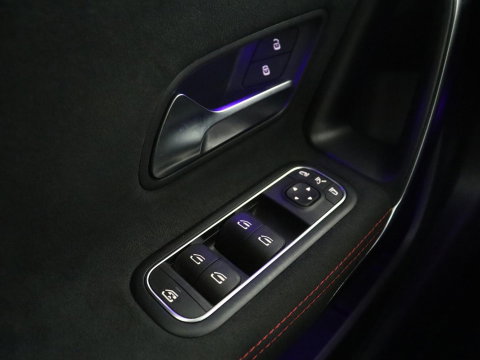 Mercedes-Benz A-Klasse 250 Premium Plus | AMG Line | Panoramadak | Trekhaak | Sfeerverlichting | Leder/alcantara | Burnmeister | Full LED | Stoelverwarming |